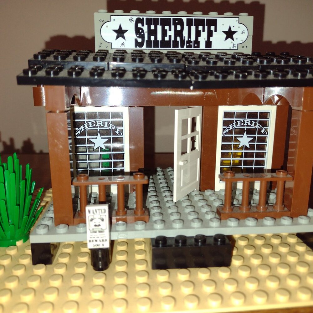 Like new Lego Sheriff's Lock Up Prison w Exploding Jail Cell, retired w orig box - Picture 3 of 15